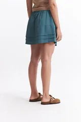 Minifalda negra con cintura elástica y volados en capas.