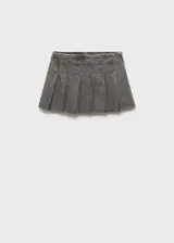 Minifalda gris de jean con diseño de tablas, tiro bajo y cierre lateral con cremallera.