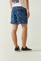 Short de baño estampado con cintura elástica ajustable con cordón, dos bolsillos laterales y uno trasero. Confeccionado en tela ligera de secado rápido y logo bordado.