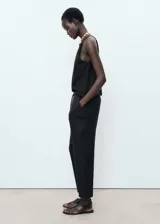 Pantalón negro de lino con cintura elástica y cordón ajustable.