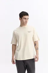 Remera oversize color bordó, de manga corta y escote redondo, con un pequeño estampado en el pecho.