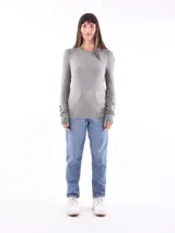 Sweater de punto color beige, de corte clásico y mangas largas. Ideal para uso diario.