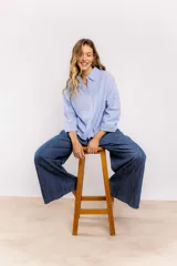 Pantalón wide leg de jean celeste, de corte amplio y recto.