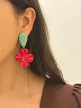 Aros colgantes con base de gota en cristal checo color verde agua con detalles dorados y medallón de flor roja pintado a mano. El perno es de acero quirúrgico.