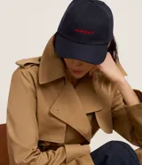 Gorra azul marino de sarga con visera curva, ajuste trasero y bordado rojo con la palabra "amour" en el frente.