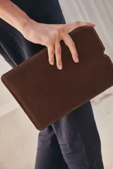 Funda porta iPad de cuero engrasado color marrón, con costuras a contratono y logo grabado.