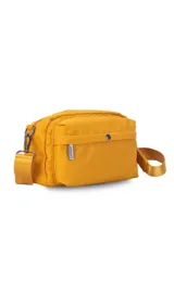 Bandolera color mostaza de nylon con correa larga regulable y desmontable. Tiene un bolsillo frontal con cierre, apertura superior con cierre y dos bolsillos internos.