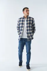 Camisa de viyela a cuadros azul, beige y blanco, de corte slim, con logo bordado, bolsillos, manga larga y cartera con botones. Confeccionada en 100% algodón.