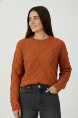 Sweater de chenille color naranja, con cuello redondo, punto trenzado y diseño holgado.