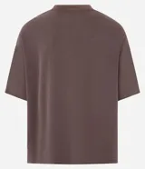 Remera negra de corte boxy con cuello redondo y mangas cortas. Tejido con textura waffle.