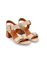 Sandalias de cuero color crema con textura reptil, taco cuadrado, hebillas metálicas y suela antideslizante de caucho.