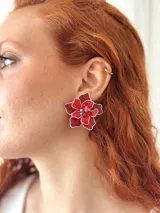 Aros colgantes con forma de flor roja con borde plateado y centro de cuentas rojas facetadas.