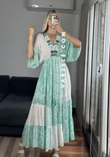 Vestido largo blanco y verde agua con estampado floral, escote en V con bordado y mangas anchas.