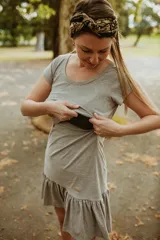 Vestido corto de algodón elastizado color celeste claro, diseñado para embarazo y lactancia. Presenta mangas cortas y una falda con volados. Posee una apertura sutil para facilitar la lactancia.