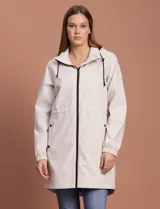 Gabardina negra impermeable con capucha desmontable, cierre central con cremallera y botones a presión, bolsillos delanteros y forro interno.