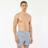 Short de baño celeste con estampado de motivos geométricos en azul y cordón blanco ajustable en la cintura.