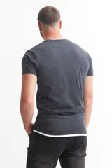 Remera gris de manga corta con cuello redondo y detalles blancos a contratono en cuello y ruedo.