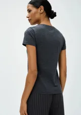 Camiseta de manga corta color terracota, con cuello redondo y corte ajustado.