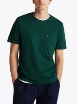 Remera verde de algodón con cuello redondo y bolsillo de parche en el pecho.