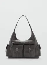 Bolso de diseño moderno, con múltiples compartimentos y asa lateral.