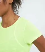 Remera deportiva color verde flúor, de corte clásico, con cuello redondo y mangas cortas.