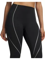 Calza deportiva negra con detalles de líneas plateadas a los costados.