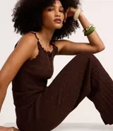 Pantalón de punto color marrón chocolate, de corte recto y cintura alta elástica.