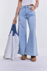 Pantalón de jean celeste, corte wide leg, tiro alto y sin lycra.
