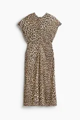 Vestido midi de corte recto con estampado de leopardo, cuello redondo y mangas cortas. Tiene cierre oculto en la espalda.