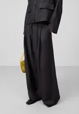 Pantalón ancho de lino gris para mujer, con cierre de cremallera y botón oculto, cinturilla elástica en la espalda, bolsillos laterales, pinzas en la parte delantera y dobladillo ancho en el bajo.