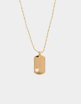 Cadena corta dorada con dije rectangular con un corazón calado.