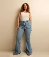 Pantalón de jeans con elastano, tiro alto, corte flare, bolsillos delanteros y traseros con bordado.