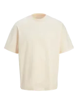 Camiseta color crema de manga corta y cuello redondo con corte holgado.