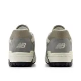 Championes urbanos New Balance modelo BBW550HA, color gris con detalles en blanco y beige, confeccionados en gamuza y malla, con logo "N" característico en los laterales y suela bicolor.