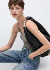 Musculosa azul marino de punto fino con tirantes finos y cuello redondo.