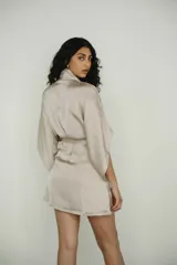 Bata corta color blanco de seda suave con mangas anchas y lazo para atar en la cintura.