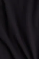 Remera de manga corta, cuello redondo y calce entallado.