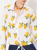 Camisa blanca de poplin con bordado de limones, jareta en la cintura con lazo ajustable, broches dorados, vivos blancos y puños en poplin rayado con ajuste mediante ojal y botón forrado.