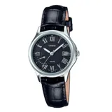 Reloj Casio para mujer con correa de cuero negra, esfera negra con números romanos y caja plateada.