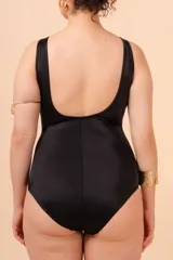 Malla entera de lycra negra con estampado abstracto en blanco y corte reductor en el abdomen.