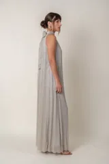 Mono plateado de lurex, corte ancho, con cuello halter y lazo.