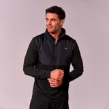 Abrigo deportivo negro con cierre 1/4 y cuello alto.