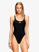 Malla enteriza negra con breteles finos y escote redondo. Logo de la marca en el centro del pecho.