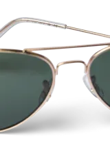 Lentes de sol tipo aviador con montura dorada y cristales negros.