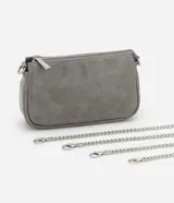Cartera baguette color marrón con textura símil cuero, asa corta de cadena plateada y cierre superior con cremallera.