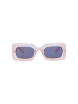 Lentes de sol con montura rectangular de acetato color rosa claro marmolado y lentes grises.