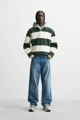 Sudadera tipo polo con cuello clásico, manga larga y diseño a rayas horizontales en color verde oscuro y crudo.