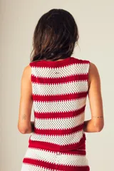 Top tejido a crochet con rayas horizontales blancas y negras, escote en V y cierre frontal con botones.