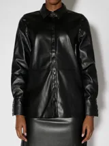 Camisa negra de cuero sintético con efecto engomado, mangas globo y calce regular.