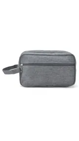 Neceser rectangular color gris oscuro, con doble cierre superior, compartimentos individuales, bolsillo frontal con cierre y correa de mano.